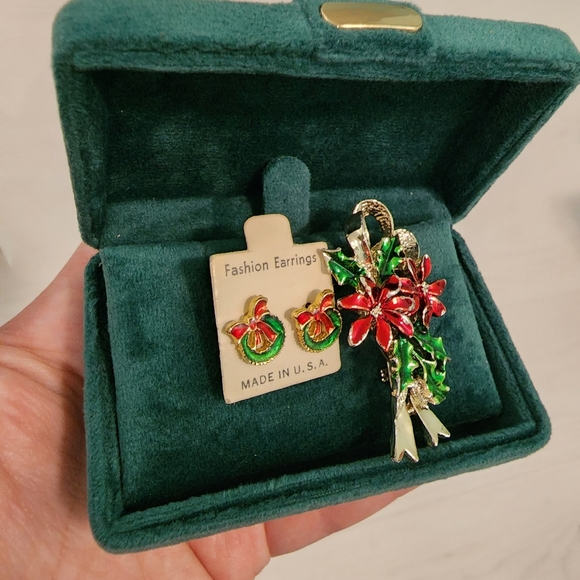 Christmas Jewelry Set: Signed Brooch, Earrings Wreath - Picture 4 of 5